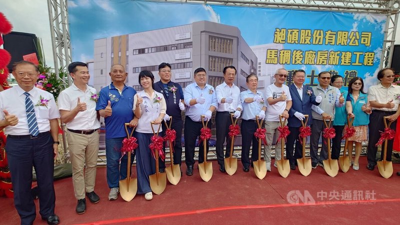 生產電機自動控制設備昶碩股份有限公司，在嘉義縣馬稠後產業園區投資新建廠房，31日動土，縣長翁章梁（左7）、民進黨立委蔡易餘（左6）到場參與，表達祝賀。中央社記者蔡智明攝　115年7月31日