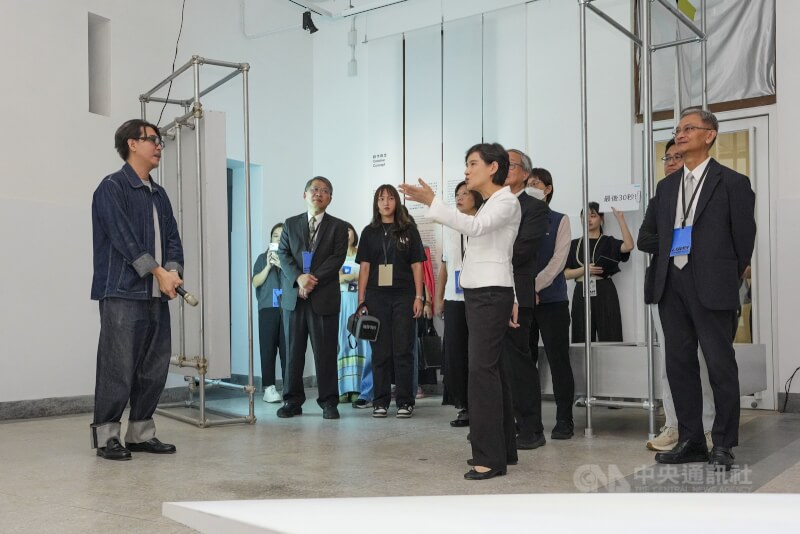 行政院副院長鄭麗君(前右2)31日到空總國家文化基地古蹟大樓參觀2026台灣文博會文化策展,聽取團隊說明簡報。中央社記者鄭清元攝 115年7月31日