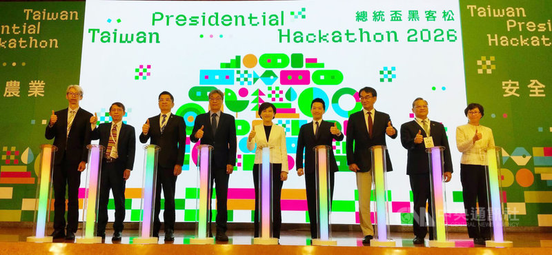 2026總統盃黑客松由農業部承辦,31日舉行徵件啟動記者會,行政院副院長鄭麗君(中)、總統府副秘書長何志偉(右4)、農業部長陳駿季(左4)等人出席,邀公部門、企業、學術研究機構及公民團體參與。中央社記者汪淑芬攝 115年7月31日