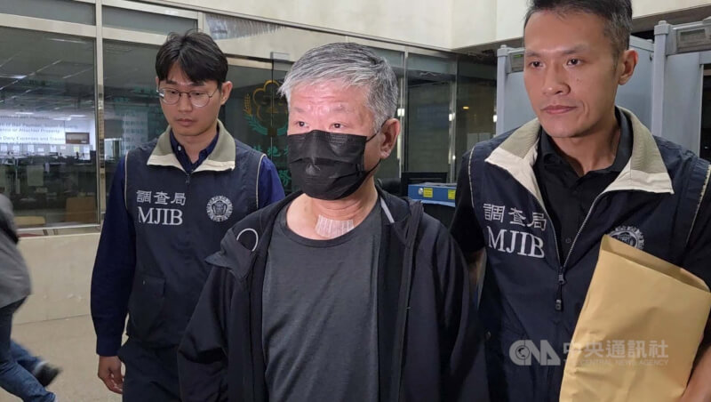 泰山企業公司董事長劉偉龍（中）疑涉內線交易案，30日晚間移送台北地檢署複訊。中央社記者謝君臨攝　115年7月30日