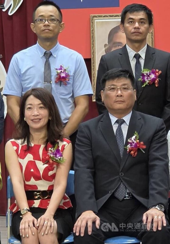 澎湖縣國中小學校長31日舉行布達交接典禮,其中前風櫃國小校長林妍伶(前左)接任教育處長,成為會場注目焦點。前右為副縣長林皆興。中央社 115年7月31日