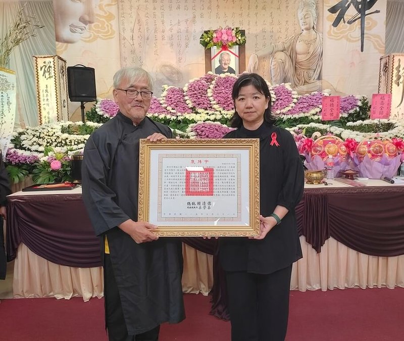 新竹市傳統工藝「花燈」保存者蕭在淦日前辭世，，文化部政務次長李靜慧（右）31日出席告別式並代表頒贈總統褒揚令，由蕭在淦長子蕭維馨（左）代表受贈。（文化部提供）中央社記者王寶兒傳真　115年7月31日