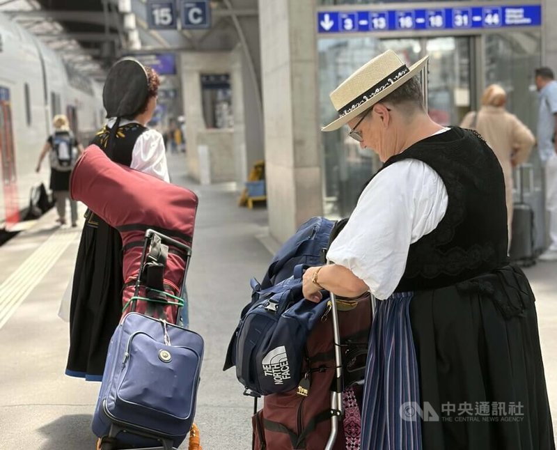 瑞士將在8月1日迎來國慶。在蘇黎世車站巧遇身著傳統服飾的阿爾卑斯長號樂手,裝長號的袋子也是特製的,顯現濃濃的瑞士鄉村風情。中央社記者郭芳君蘇黎世攝 115年7月31日