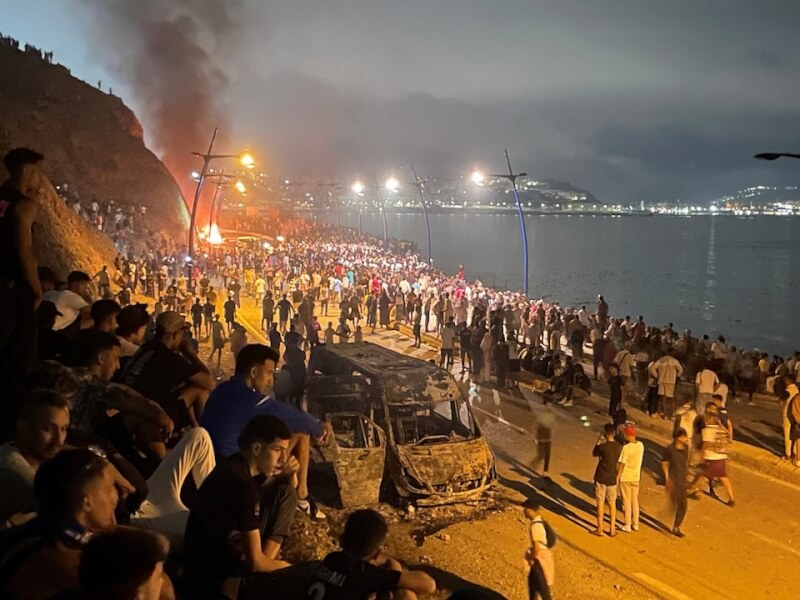 大批移民31日聚集在摩洛哥弗尼代克與西班牙在北非的飛地休達,等待尋機越境。(路透社)