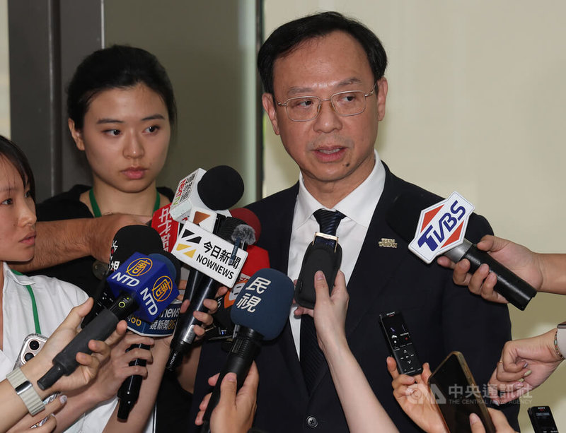 衛福部長石崇良(右)1日出席公開活動前受訪指出,台灣苦茶籽9成5仰賴進口,近期多家發生問題的苦茶油業者源頭都是嘉義源春製油廠,該廠聲稱在地卻提不出證明,疑涉自中國進口苦茶籽。中央社記者張新偉攝 115年8月1日