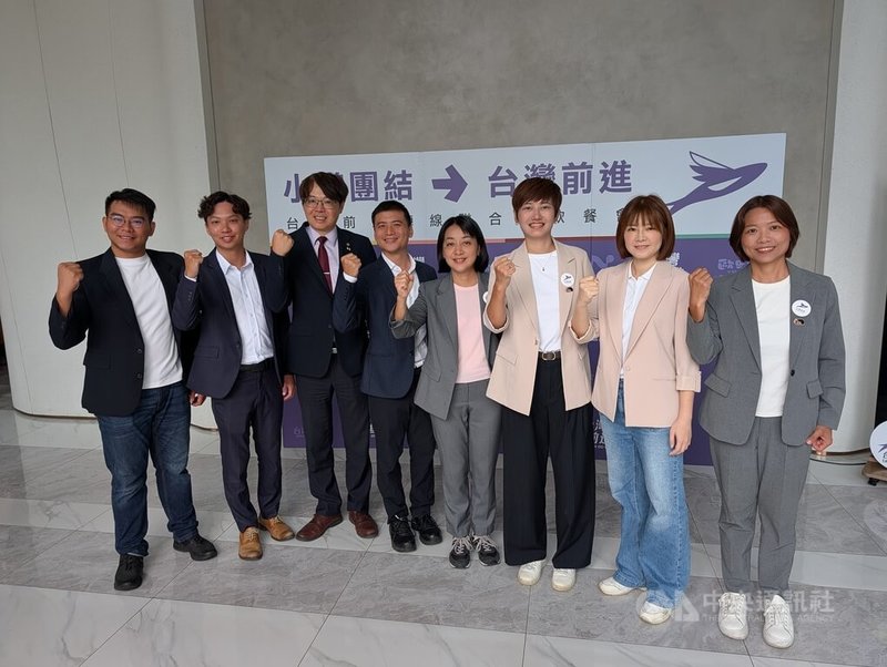 由多個政黨組成的台灣前進陣線1日在台中舉辦募款餐會，向民眾推薦台中、彰化、雲林、嘉義等地民代人選，期盼讓地方議會能有一席不一樣的聲音。中央社記者蘇木春攝　115年8月1日