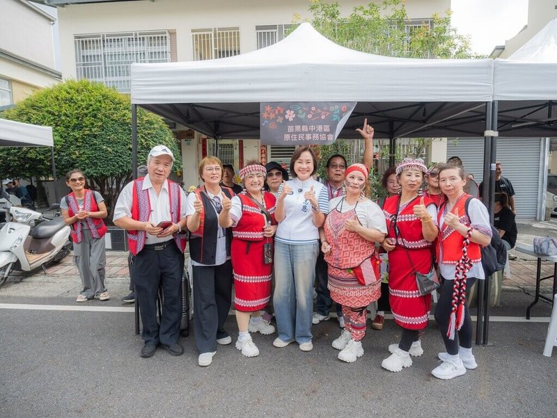 8月1日是原住民族日，國民黨高雄市長參選人柯志恩（前中）1日發表5大原民政策面向。她表示，未來市府推動原住民族政策，不能只照顧3原鄉，更要讓每一個在高雄生活打拚的族人，都獲得同樣支持與照顧。（柯志恩辦公室提供）中央社記者林巧璉傳真　115年8月1日