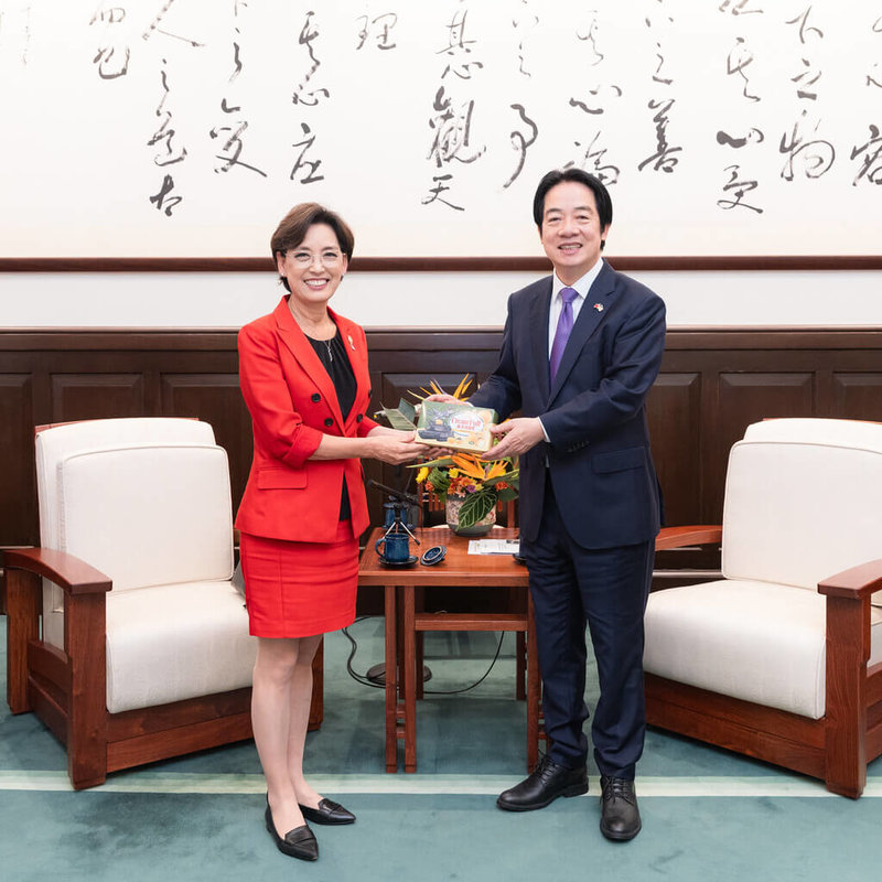 總統賴清德(右)接見美國聯邦眾議院外交委員會亞太小組主席金映玉所率領的訪團,致贈伴手禮義美小泡芙國防部聯名特別款。(總統府提供)中央社記者葉素萍傳真 115年8月1日