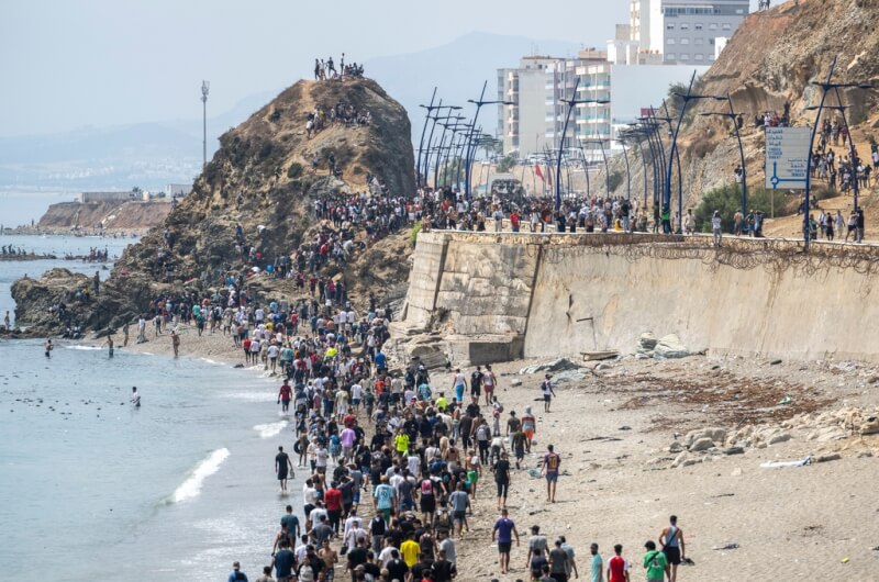 大量移民7月31日試圖從摩洛哥費尼迪克前往西班牙飛地休達。(美聯社)