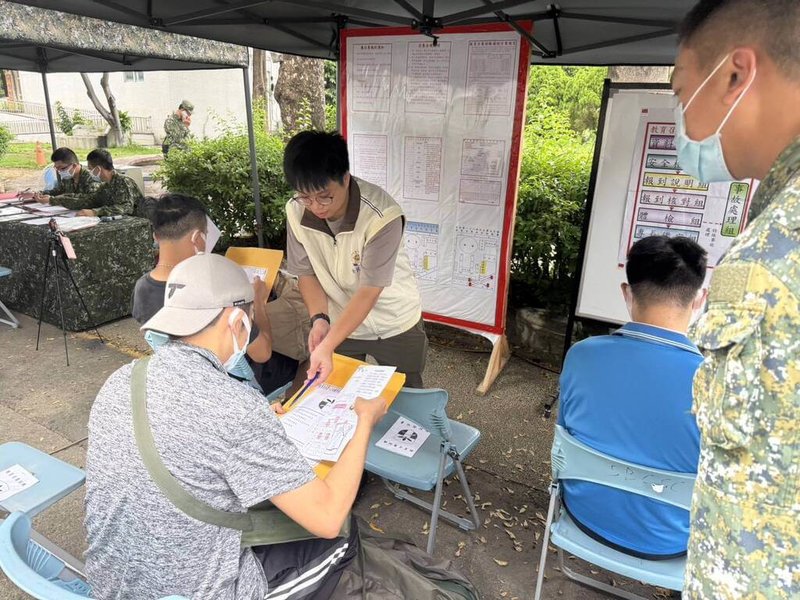 台南市東區後備軍人輔導中心幹部1日協助應召後備軍人向陸軍步兵137旅報到。（後備指揮部提供）中央社記者吳書緯傳真　115年8月1日