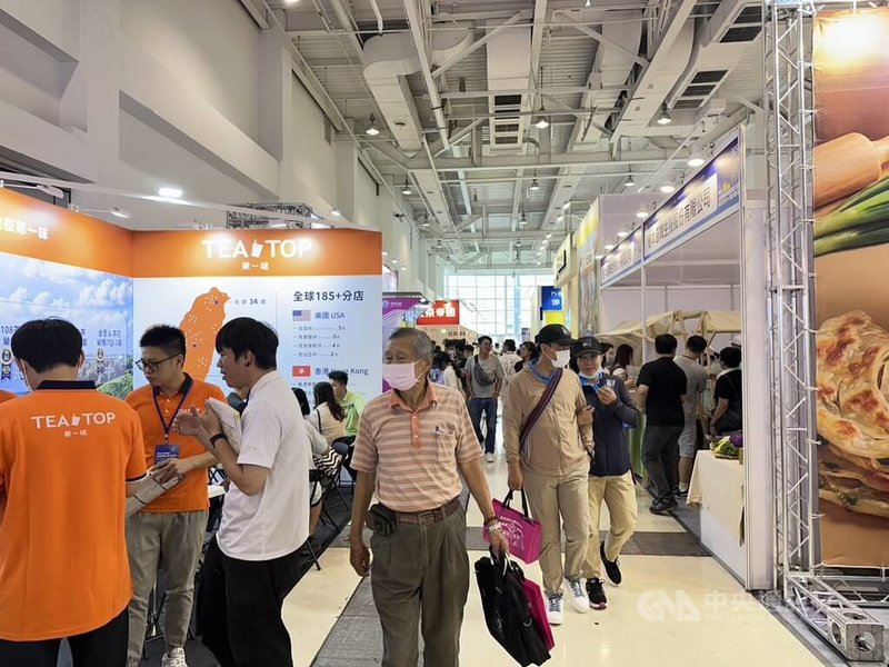 「2026台灣連鎖加盟創業大展」高雄場7月31日至8月3日登場，活動集結近200個展位，吸引不少人潮參與，預估創造逾12億元商機，帶動超過3000個就業機會。中央社記者林巧璉攝 115年8月1日