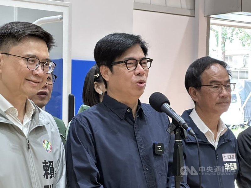 高雄市長陳其邁（中）1日在高雄三民區出席三民運動中心開幕典禮前，接受媒體聯訪說，未經當事人同意，利用深偽技術偽造聲音是犯罪。中央社記者林巧璉攝 115年8月1日