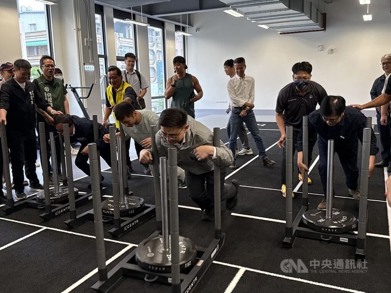 高雄市三民運動中心啟用,館內引進全台首座設於運動中心內的HYROX Training Club X,也是亞太地區第2座官方認證訓練基地,市長陳其邁(右)等人1日親自下場體驗。中央社記者林巧璉攝 115年8月1日