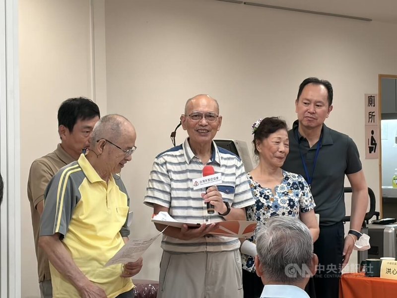 台灣失智症協會1日在倡議記者會中呼籲政府盡速制定「失智症基本法」,現場集結國內醫界、民間團體及跨領域代表,也邀請失智者代表曾清芳(前左2)等人分享心路歷程。中央社記者沈佩瑤攝 115年8月1日