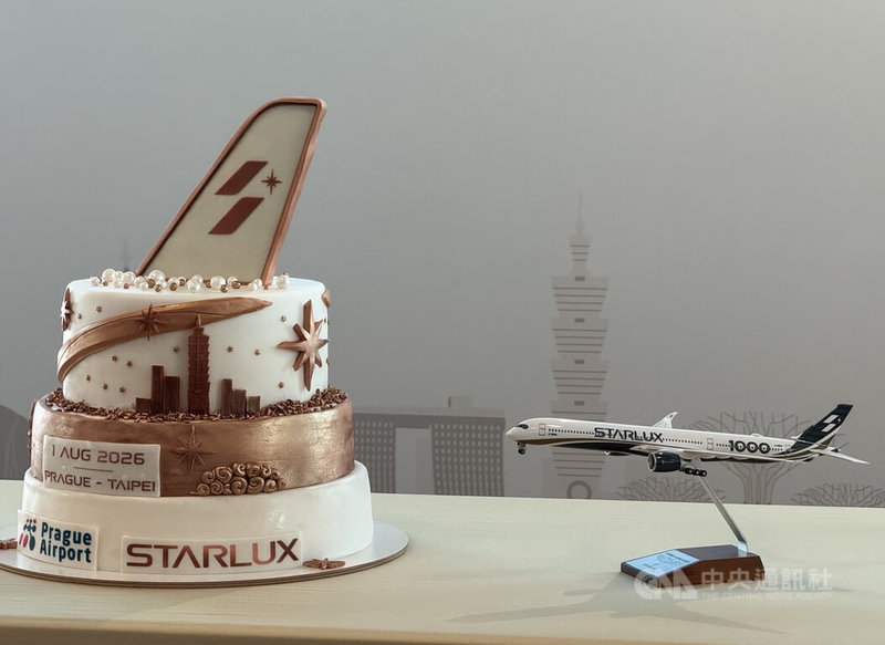 星宇航空1日在布拉格哈維爾機場(Václav Havel Airport Prague)舉行台北—布拉格直飛的首航典禮。現場展示星宇航空飛機模型,以及首航紀念蛋糕。中央社記者劉郁葶布拉格攝 115年8月1日