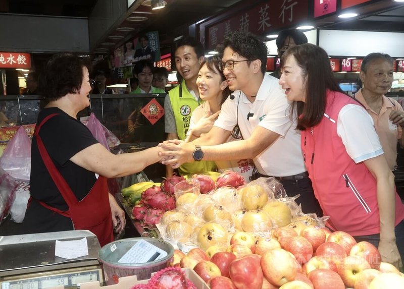 民進黨台北市長參選人沈伯洋(前右2)1日前往中崙市場掃街拜票,沈伯洋與攤商握手致意。中央社記者張皓安攝 115年8月1日