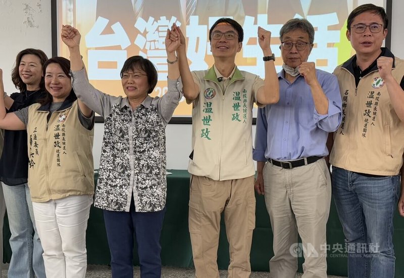 「台灣好生活」2026縣市政策說明會南投場1日在名間鄉辦理,衛福部次長林靜儀(左起)、民進黨立委羅美玲、內政部長劉世芳、民進黨南投縣長參選人温世政、農業部長陳駿季、名間鄉長陳翰立等人出席。中央社記者蕭博陽攝 115年8月1日