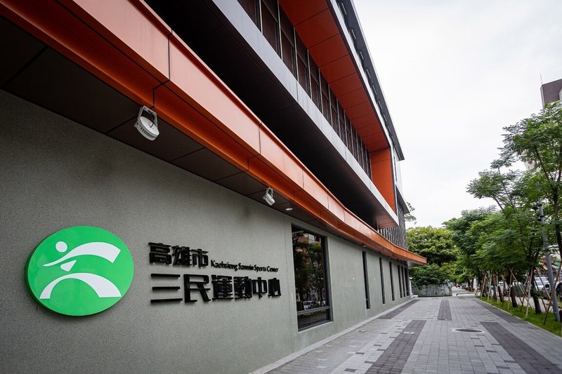 高雄市三民運動中心是高雄地區第12座全民運動中心,設有25公尺溫水游泳池、兒童戲水池、綜合球館、多功能教室、室內滑輪場、抱石區及SPA等設施。(高雄市運發局提供)中央社記者林巧璉傳真 115年8月1日