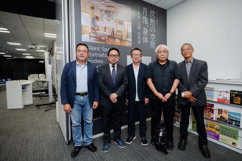 文化部駐日台灣文化中心主辦的主題攝影展「沉默的空間、肖像、身體－榮眷・光景」7月31日在東京台灣文化中心開幕，與會者合影。左起依序為攝影家沈昭良、台灣文化中心主任曾鈐龍、攝影家港千尋、策展人伊藤俊治、攝影家黃子明。（台灣文化中心提供）中央社記者戴雅真東京傳真　115年8月1日