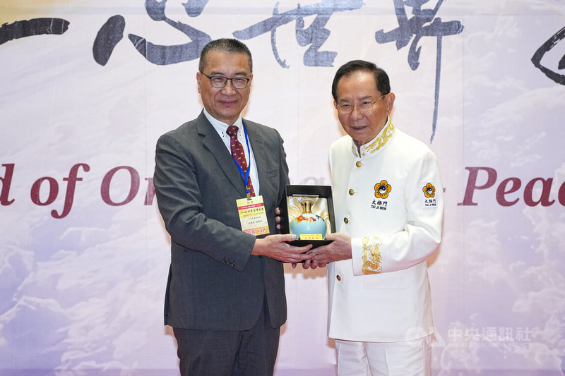 太極門氣功養生學會1日在台北國際會議中心舉辦60週年活動,民進黨秘書長徐國勇(左)代表黨主席賴清德致贈賀禮,由太極門掌門人洪道子(右)代表接受。中央社記者鄭清元攝 115年8月1日
