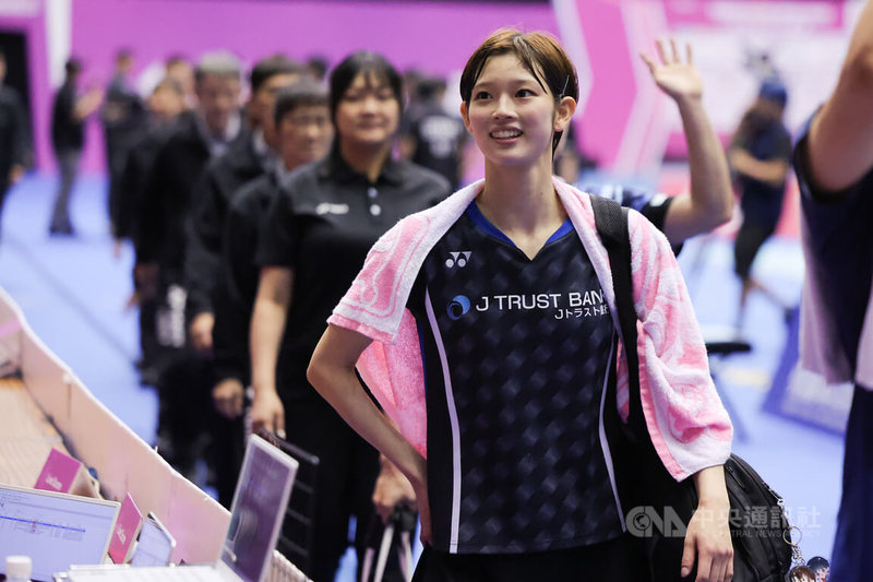 日本混雙組合渡邊勇大、田口真彩，1日在超級300的台北羽球公開賽晉級決賽，其中首度來台的田口真彩（見圖）外型可愛、笑容甜美，引起廣大粉絲追逐。中央社記者翁睿坤攝 115年8月1日