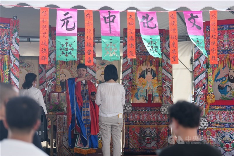獨立書店「左轉有書」15日將在台北青島東路封街舉辦「2026文化中元祭典：書魂市集×普度晚會」活動，串聯19個公民團體、18家獨立書店與出版社共同參與，邀民眾關心台灣未來。圖為2025年首次辦理的情況。（中央社檔案照片）