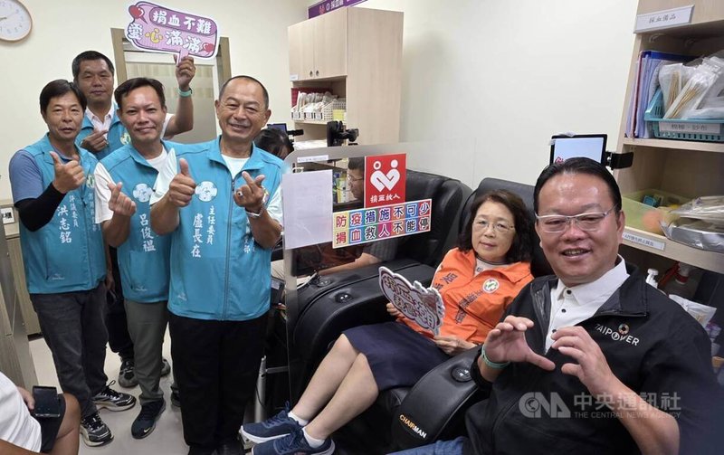 民主進步黨澎湖縣黨部1日發起捐血活動,公職參選人以行動響應,補充血庫儲備。中央社 115年8月1日