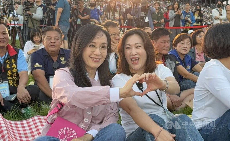 前民進黨3連霸立委劉櫂豪不參與年底縣長選舉,為台東政壇投震撼彈。目前選戰呈現藍、綠對決;藍軍吳秀華遭影射捲入台東縣府農路拓寬弊案,綠營陳瑩雖整合成功但待突破現有政治版圖。圖為吳秀華 (前右)和陳瑩(前左)參加7月4日參加台東熱氣球嘉年華活動開幕。中央社記者盧太城台東攝 115年8月1日
