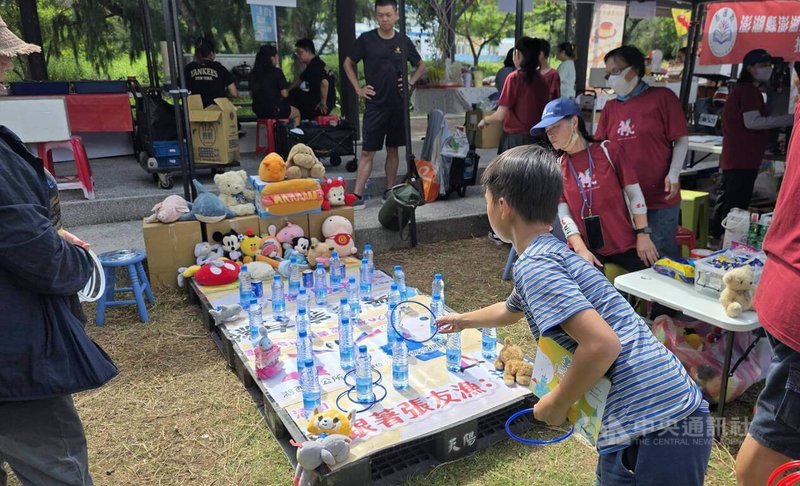 澎湖縣「2026湖西童玩嘉年華」1日熱鬧登場,活動豐富多元,有小朋友現場開心體驗套圈圈。中央社 115年8月1日