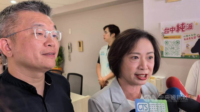 民主進步黨台中市長參選人何欣純(右)1日在台中辦競選委員會成立大會及授證儀式,接受媒體聯訪表示,邀海峽交流基金會董事長蘇嘉全任召集人。中央社記者蘇木春攝 115年8月1日
