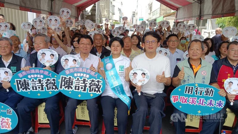 台灣民眾黨主席黃國昌（前右3）1日在台南市表示，民眾黨有信心在台南扎根服務，和中國國民黨在台南合作也絕非掛在嘴上，要讓鄉親看到新氣象。中央社記者張榮祥台南攝 115年8月1日