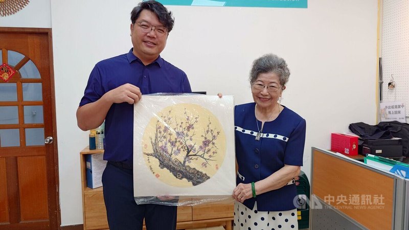 從衛福部嘉義醫院退休的方惠子（右），20、30年來拜名師潛心工筆繪、水墨畫，現年已85歲，1日在嘉義竹崎文化藝術基金會舉行畫展，神采奕奕。中央社記者蔡智明攝　115年8月1日
