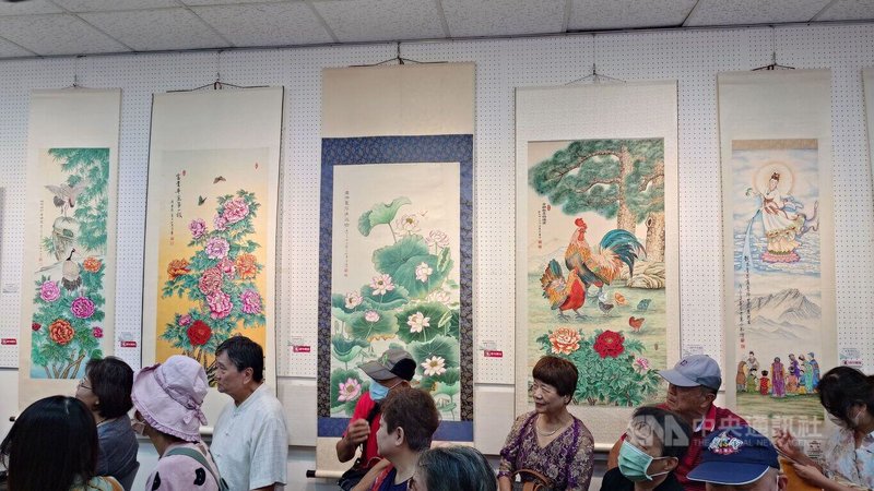 彩墨工筆畫家方惠子8月在嘉義縣竹崎文化藝術基金會舉行畫展，她擅長工筆畫，描繪人物神韻、靈巧的花鳥與純樸的鄉村空靈景致。中央社記者蔡智明攝　115年8月1日