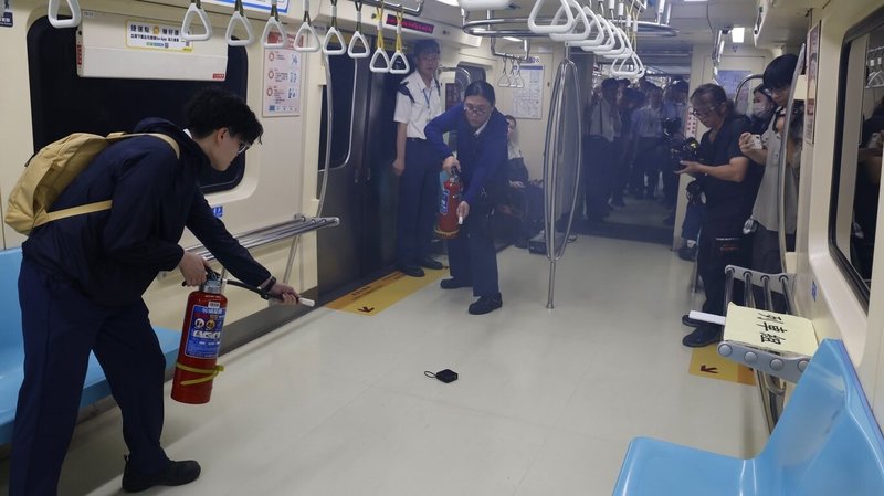 交通部宣布於1日完成捷運信義線東延段象山站至廣慈/奉天宮站履勘,履勘模擬演練情境包括疑似旅客行動電源自燃,進行車廂滅火等。(交通部提供)中央社記者黃巧雯傳真 115年8月1日