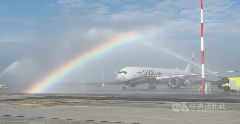 星宇航空開啟「台北—布拉格」直飛航線,首航班機1日飛抵布拉格,緩緩滑入哈維爾機場停機坪,穿越兩輛消防車噴灑形成的水門禮,水霧映照出一道彩虹。中央社記者劉郁葶布拉格攝 115年8月1日