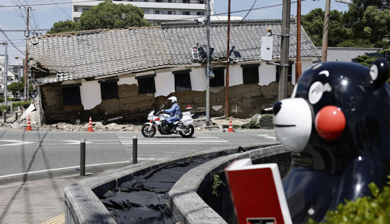 松濱軒土藏(倉庫)因熊本強震也嚴重傾斜,瓦片與土牆碎片散落一地。(共同社)