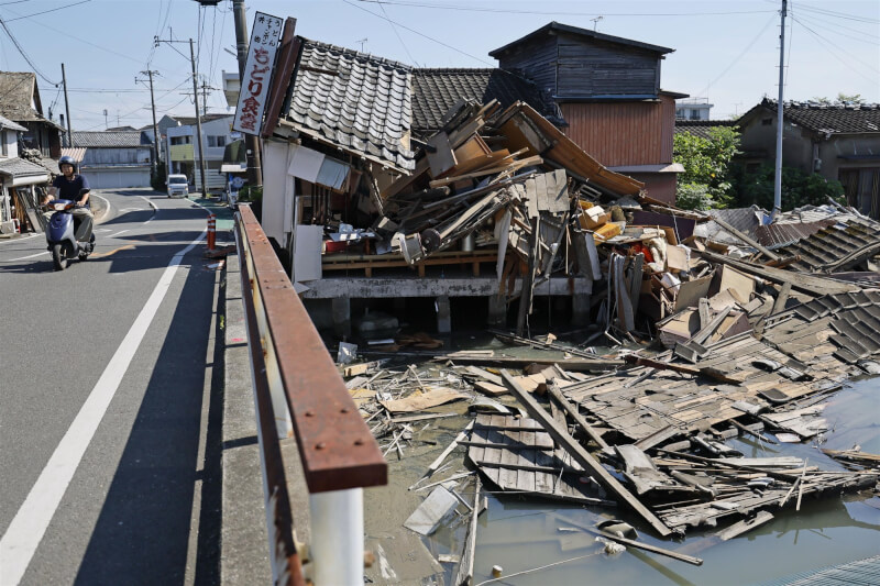 日本熊本縣7月28日下午發生強震，造成建築物倒塌。（共同社）