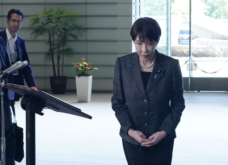 日本首相高市早苗(前)擬於3日前往熊本縣視察地震災區。(共同社)