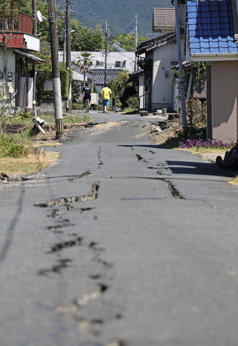 熊本縣八代市道路被強震震出大條裂痕。(共同社)