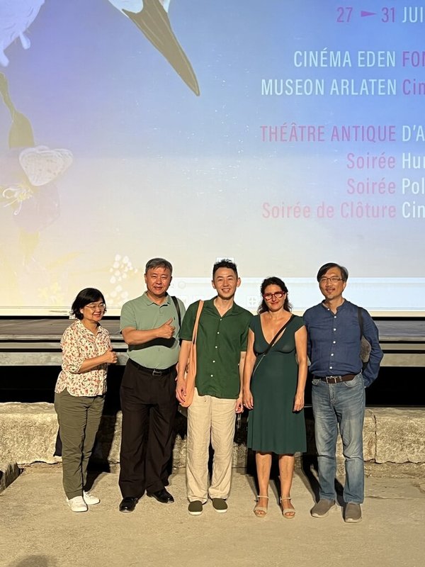 台灣導演謝文明(中)出席亞爾國際短片影展,與影展總監卡爾梅(右2)、駐普羅旺斯台北辦事處總領事沈真宏(左2)、巴文中心主任陳宏星(右1)合影。(巴文中心提供)中央社記者曾依璇巴黎傳真 115年8月1日