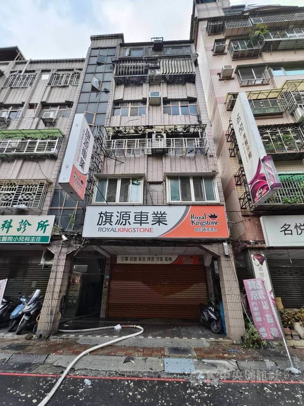 新北市府消防局1日表示，三重區三民街一處5樓住宅，清晨發生火警案，住宅平常住有一家4口，父子一度OHCA（到院前心肺功能停止）。4人送醫，經搶救3人恢復意識，燃燒客廳面積約20平方公尺，火警原因待查。（翻攝畫面）中央社記者黃旭昇傳真  115年8月1日