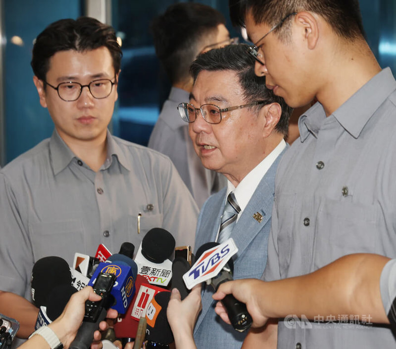 監察院與國家通訊傳播委員會1日起皆陷入無委員空窗期。行政院長卓榮泰(中)出席公開活動前受訪,向立法院喊話,指府院已依規提出人選,盼立院審慎行使同意權,避免以政治立場否決人選,讓監察院、NCC能如期正常運作。中央社記者張新偉攝 115年8月1日