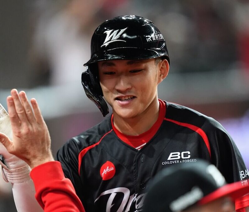 中職味全龍隊野手郭天信（圖）連2場比賽開轟，目前本季累積9轟，持續推高個人生涯單季新高，在全壘打排行榜與富邦悍將范國宸並列第4。（味全龍提供）中央社記者謝靜雯傳真 115年8月1日
