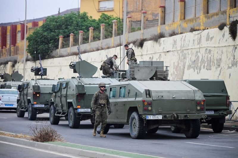 西班牙軍車7月31日在邊界戒備。(路透社)