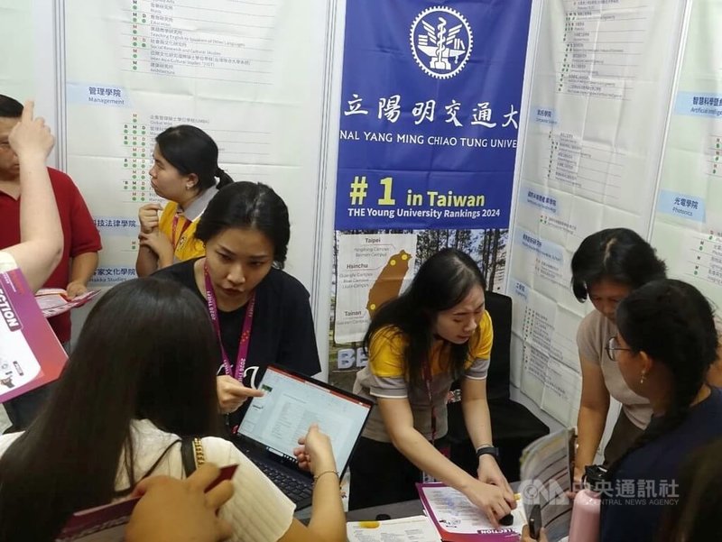 台灣高等教育展雅加達場1日舉行,有參觀學生說,對AI及科技領域感興趣,除了事前查詢參展學校資訊,也特意到場了解課程內容及申請流程。中央社記者羅薇佳雅加達攝 115年8月2日