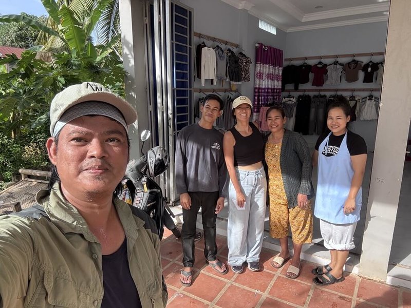 住在柬寮邊境棟沙宏水壩旁的年輕漁民 China(左2),有著令人無奈的巧合名字。面對透過水庫掌握湄公河生態與漁民生計的中國,他叩問,為何開發的利益屬於別國,承受風險的卻是柬埔寨?(Sutha Srey提供)中央社記者曾婷瑄上丁傳真 115年8月2日