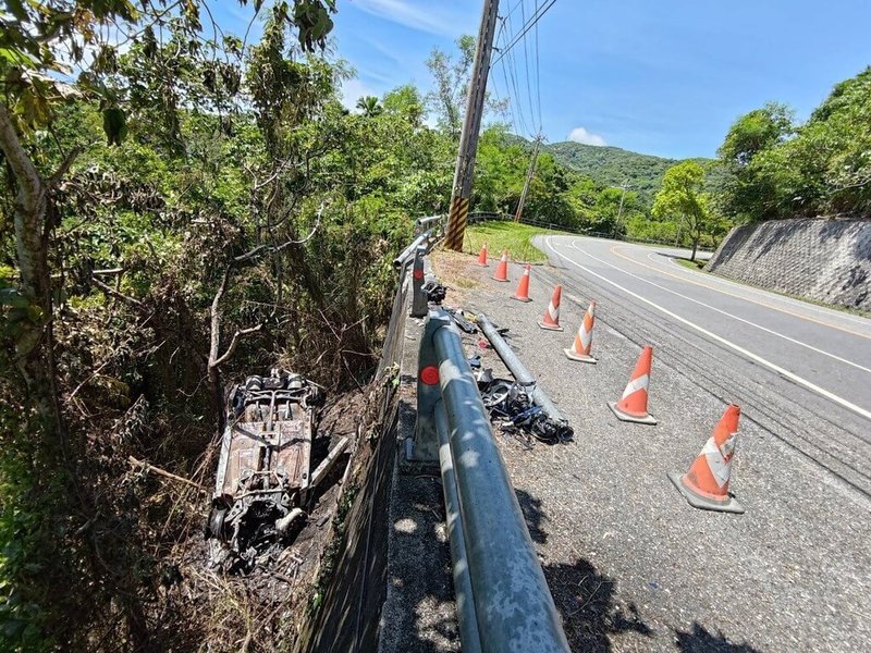 台11線壽豐鄉水璉村路段南下車道1日發生自小客車疑似自撞護欄，翻落邊坡車禍，造成1死1傷。花蓮縣警察局吉安分局2日派員前往車禍現場蒐證，釐清確切肇因。（民眾提供）中央社記者李先鳳傳真　115年8月2日