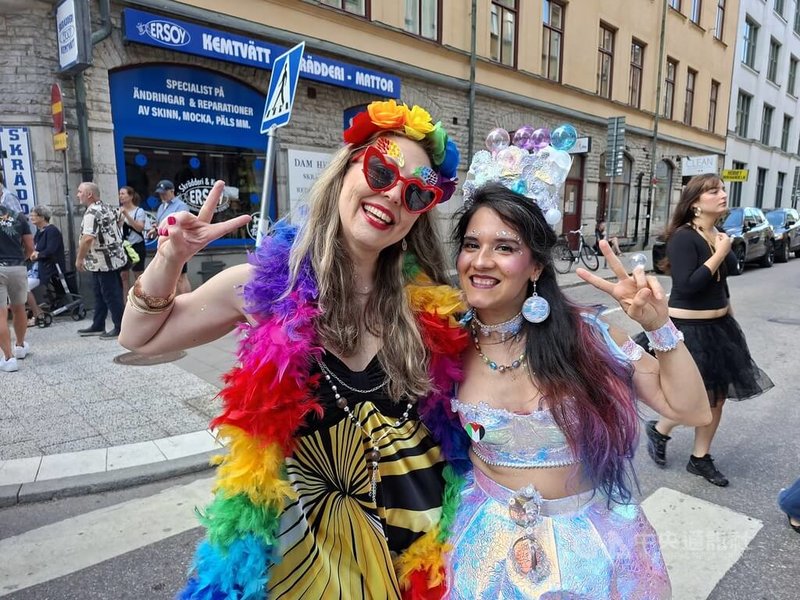 斯德哥爾摩驕傲遊行民眾盛裝出席,展現對LGBTQ+族群的支持,認為人不能活在恐懼中,要慶祝現在擁有的一切。中央社記者辜泳秝斯德哥爾摩攝 115年8月2日