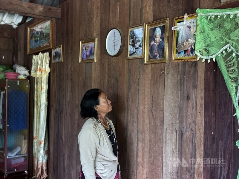 柬埔寨布儂族部落族長Srang Lanh告訴記者,在聖林、祖墳被水庫淹沒的前一個月,族人共同祭拜祖先,發誓絕不會拋棄領地,將誓死守護。Srang Lanh看著牆上已逝母親的照片,重申誓言。中央社記者曾婷瑄上丁攝 115年8月2日