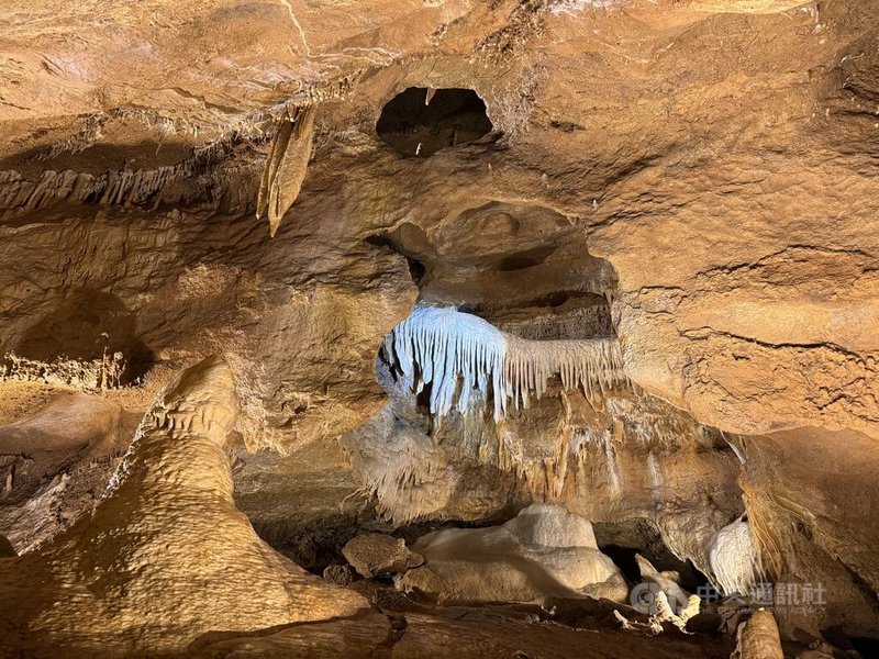 捷克再度迎來熱浪，各地氣溫逼近40度。捷克觀光局（Czech Tourism）表示，高溫不代表必須放棄旅遊，走訪鐘乳石洞、歷史地下空間、博物館、葡萄酒酒窖與山區等景點，仍可享受舒適的夏季旅行。中央社記者劉郁葶摩拉維亞攝 115年8月2日